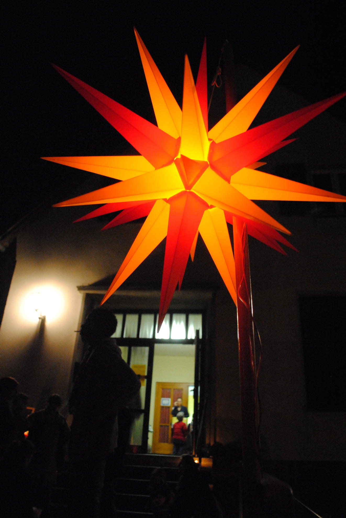 A HerrhuterSternTuer becrima 