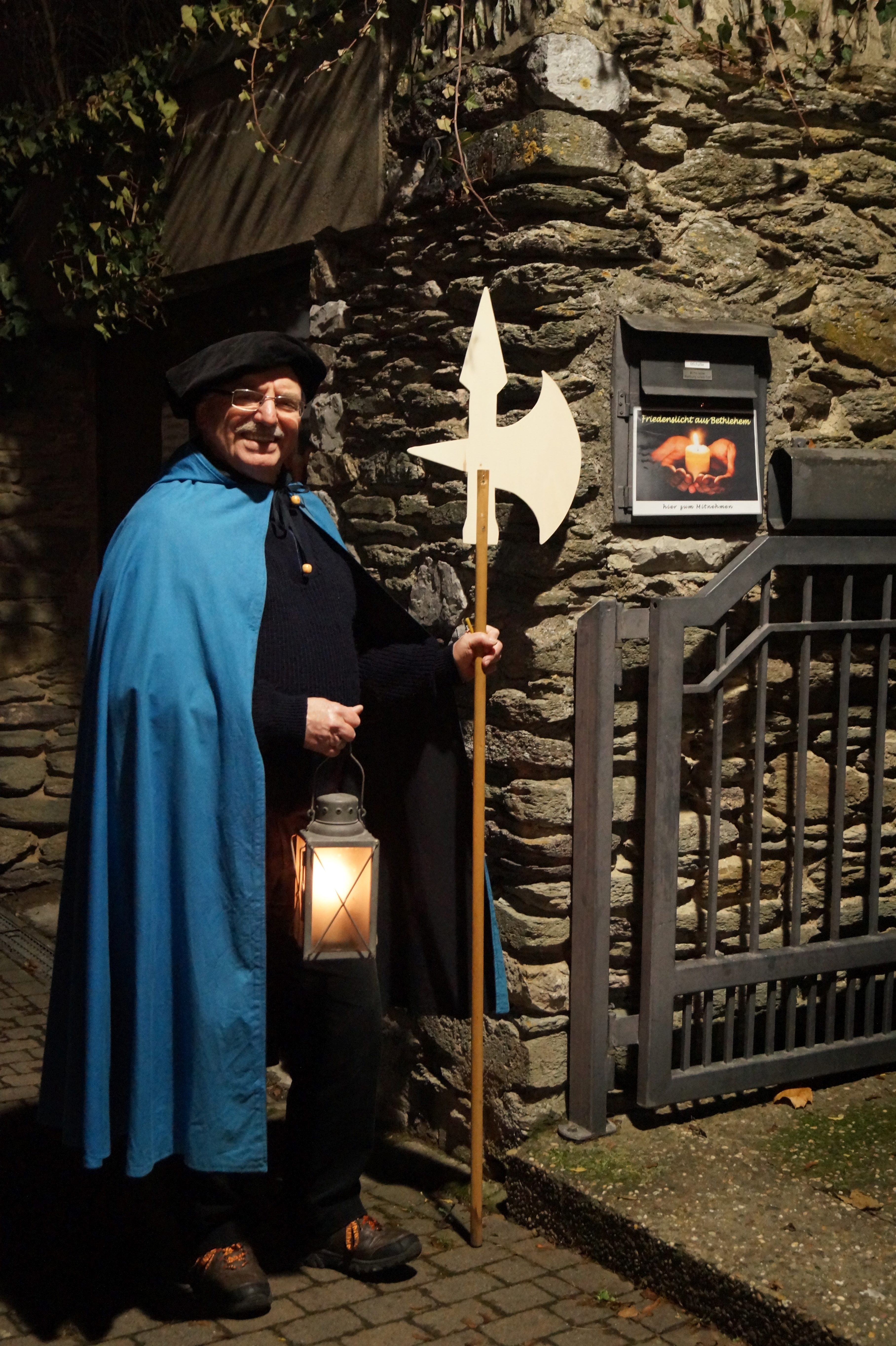 03 Nachtwchter mit dem Friedenslicht