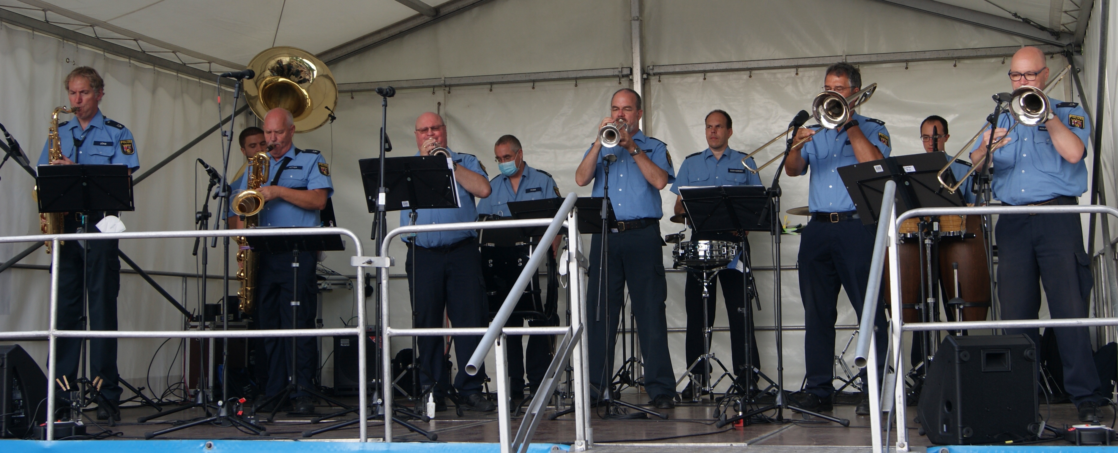 KonzertSanierungMen in Blue flach Foto KG