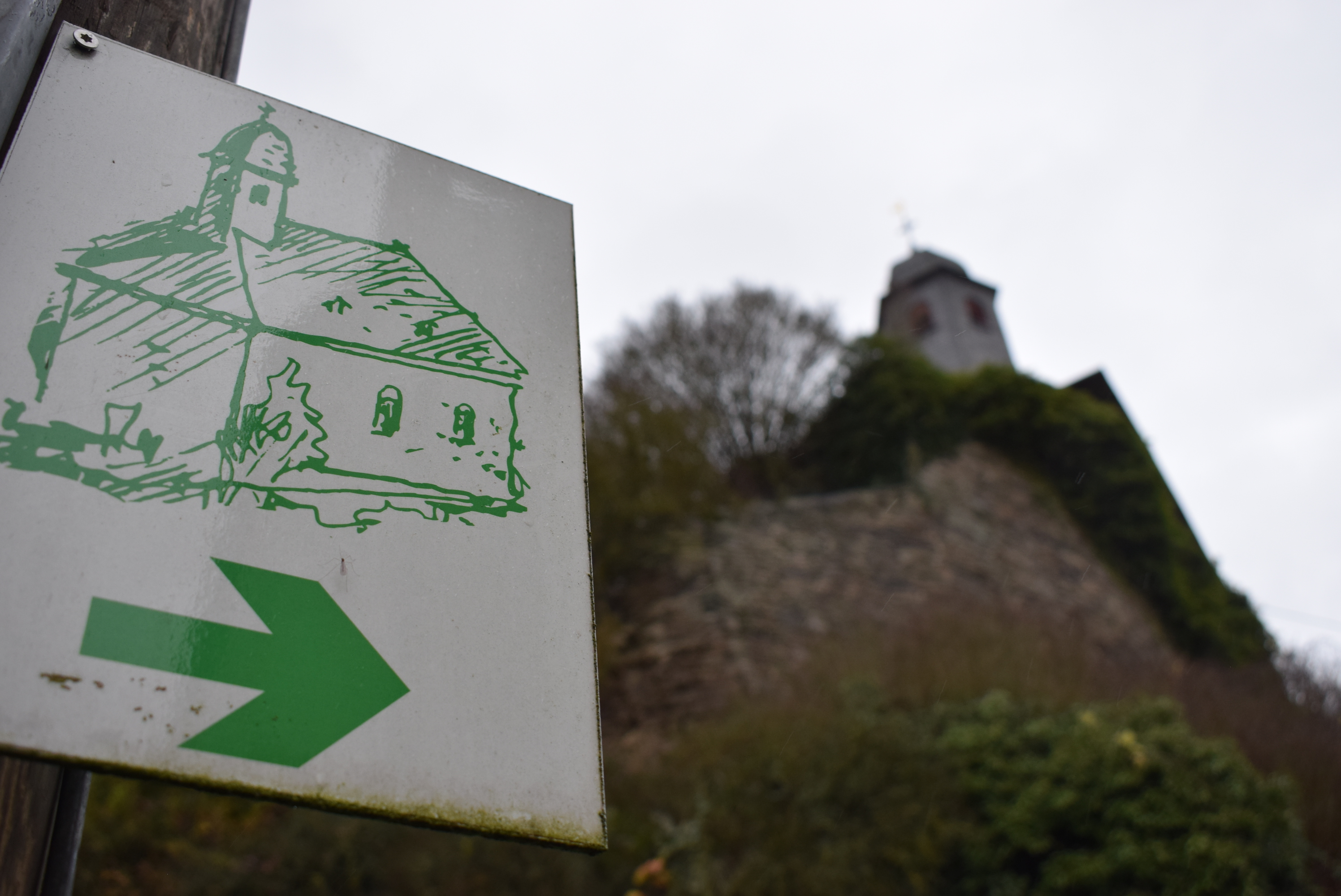 GM031121ReichenbergSchildZurKirche becrima 
