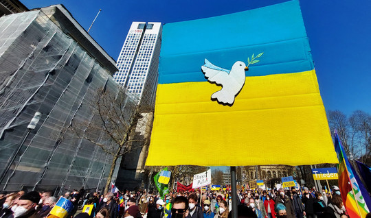 Ukrainekrieg demo Frankfurt Maerz 22 by EKHN Volker Rahn