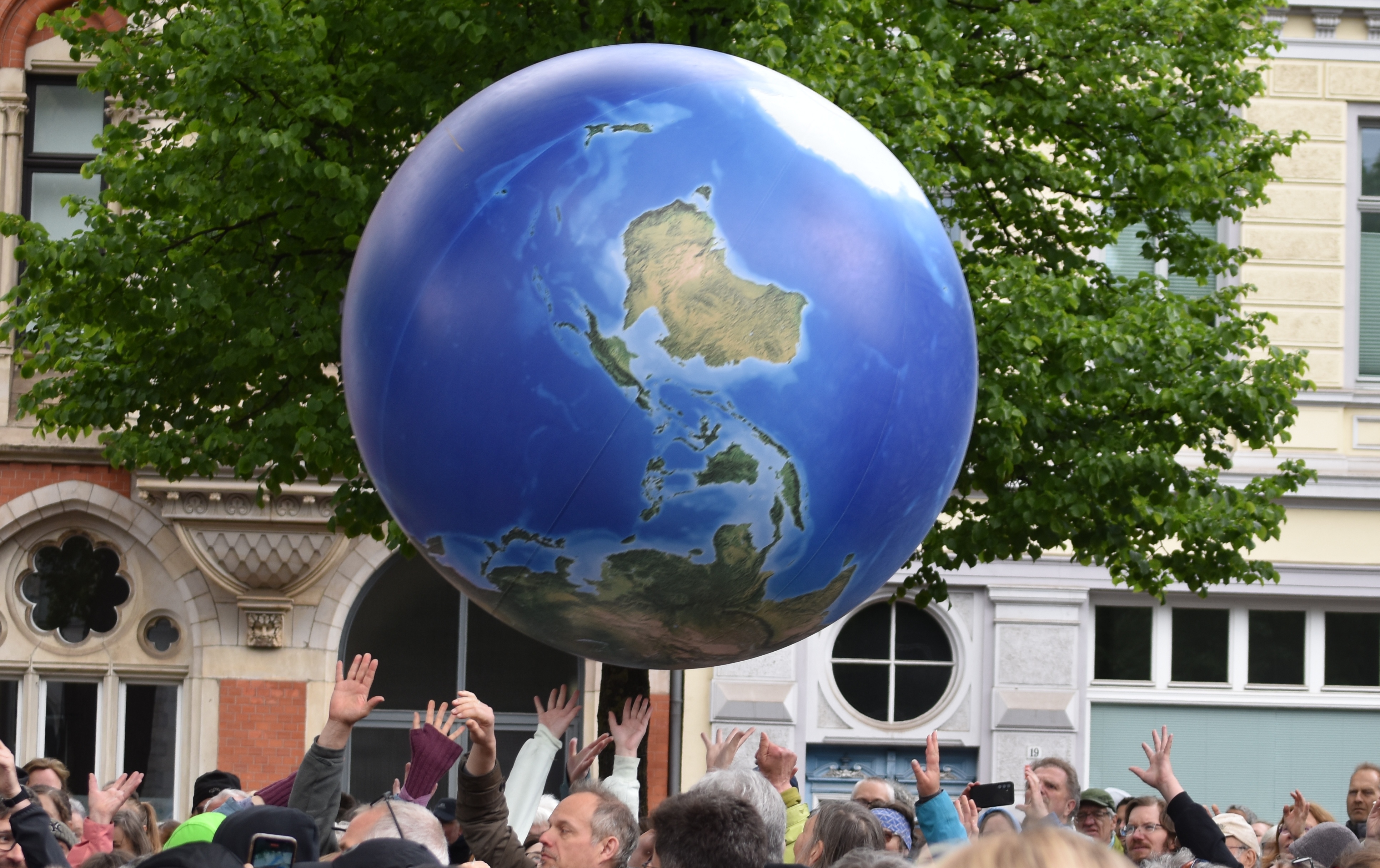 DEKT 040525 Abschluss Globus00 becrima 