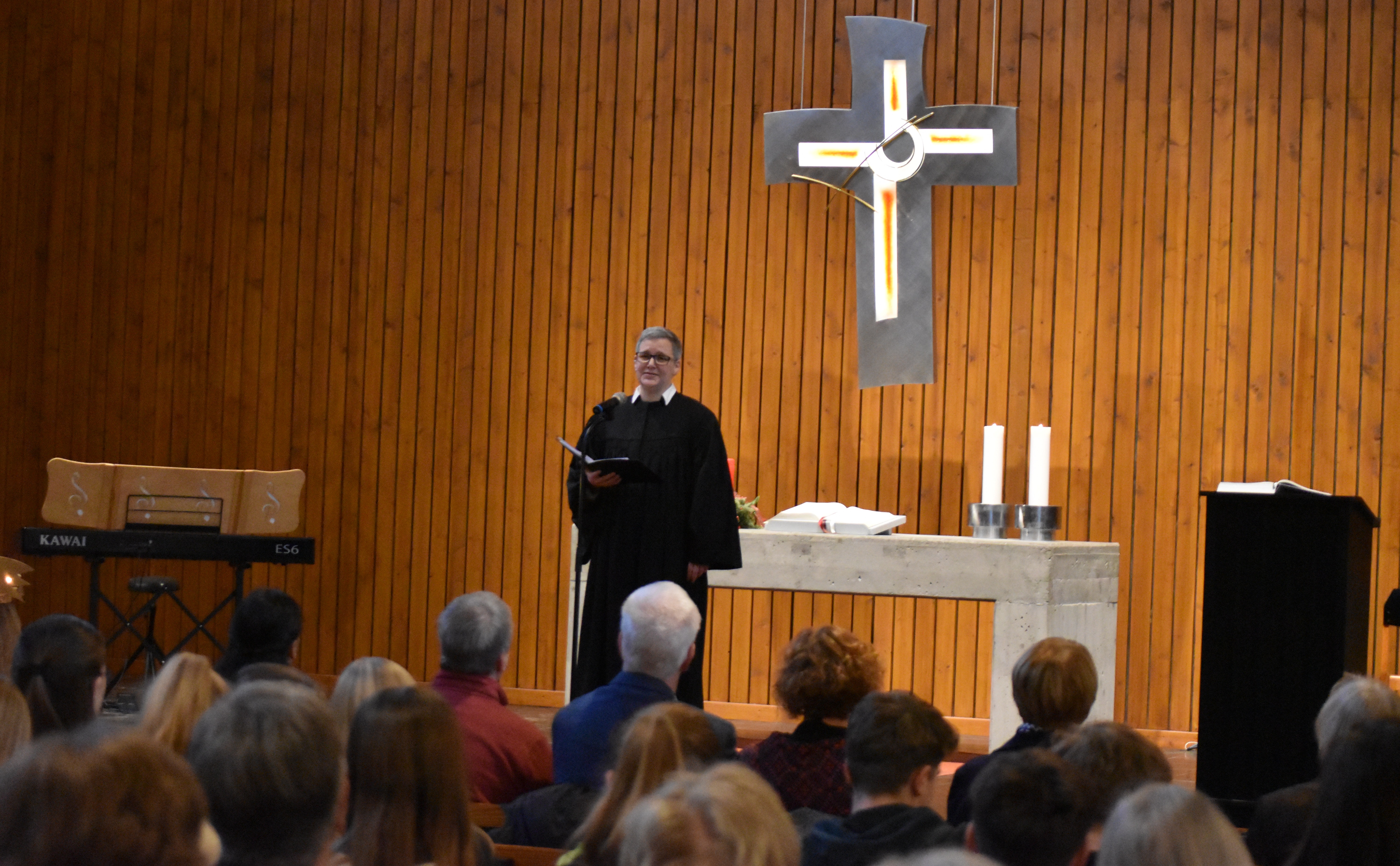 AbFischer221224Fische vor Altar00 becrima 