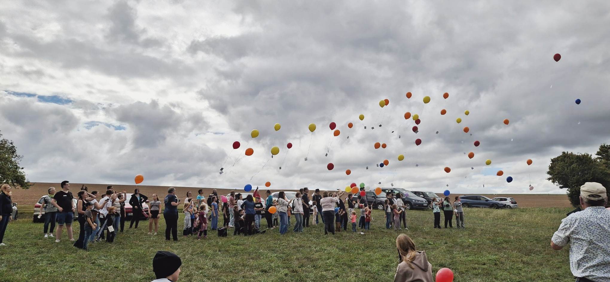 FamBibeltag310825 AbschlussLuftballons Foto Bindczeck