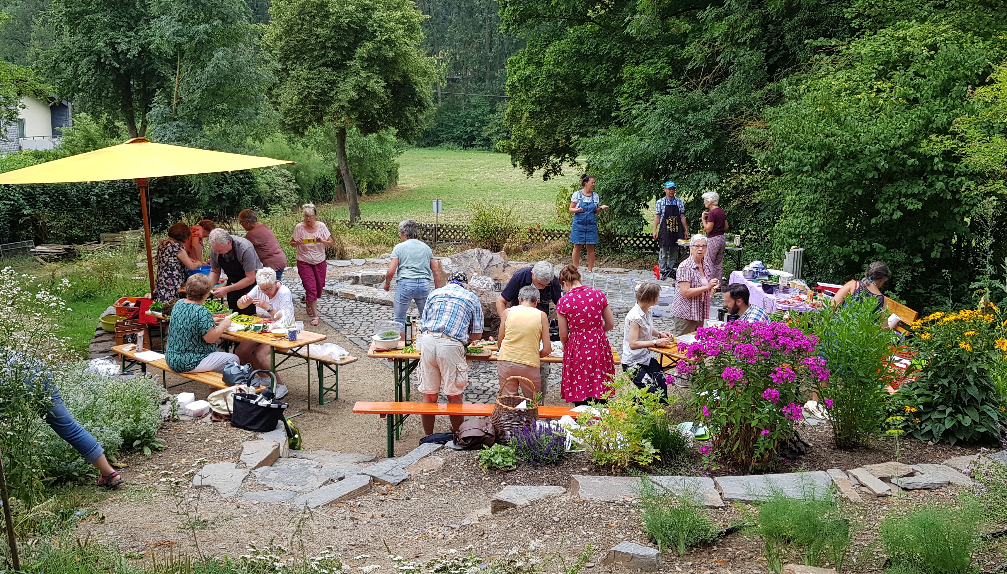 Leichte sommerliche Küche lockte in den Klingelbacher Luthergarten