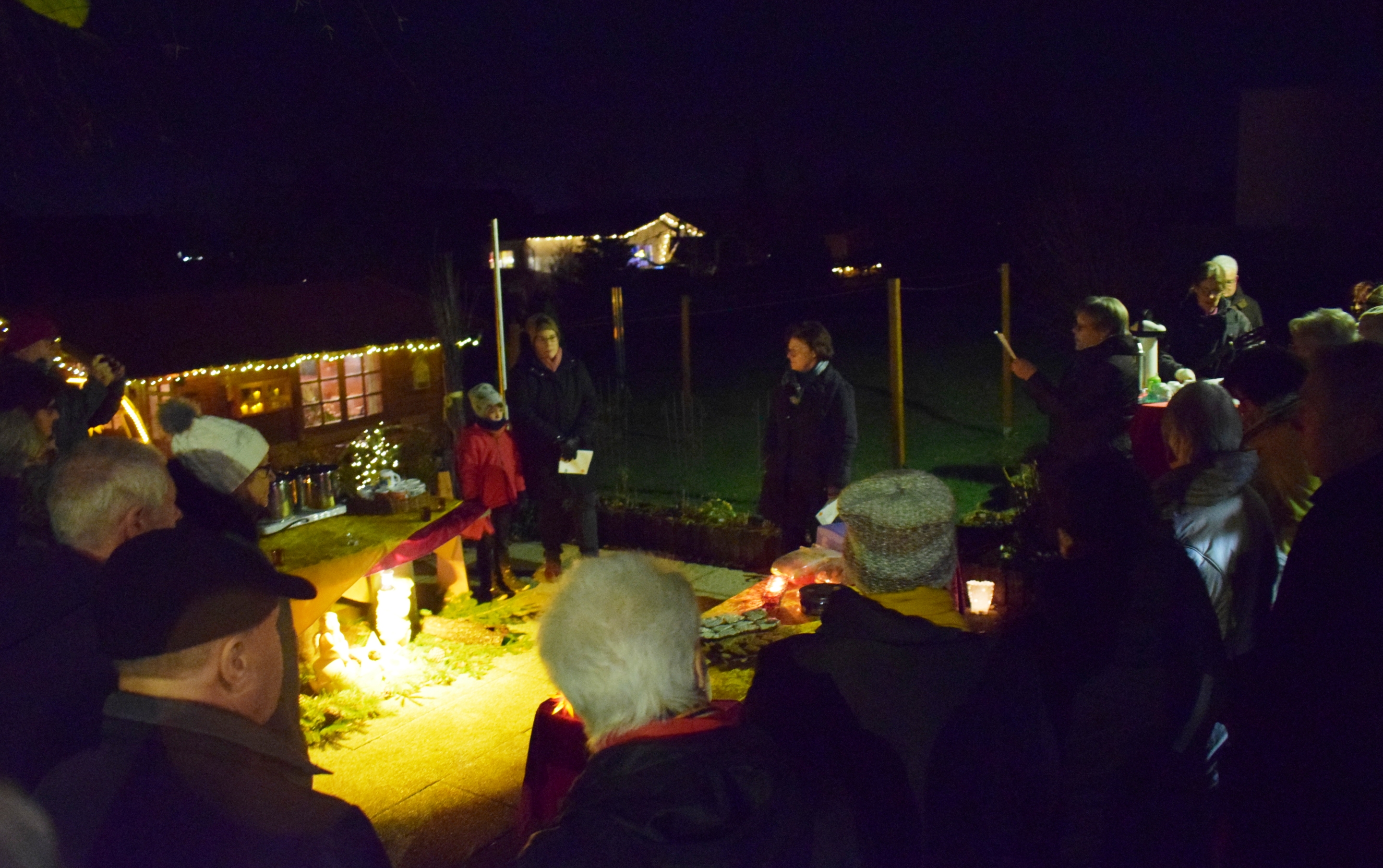 Lebendiger Adventskalender in Nastätten schenkt Besinnlichkeit und Besinnung