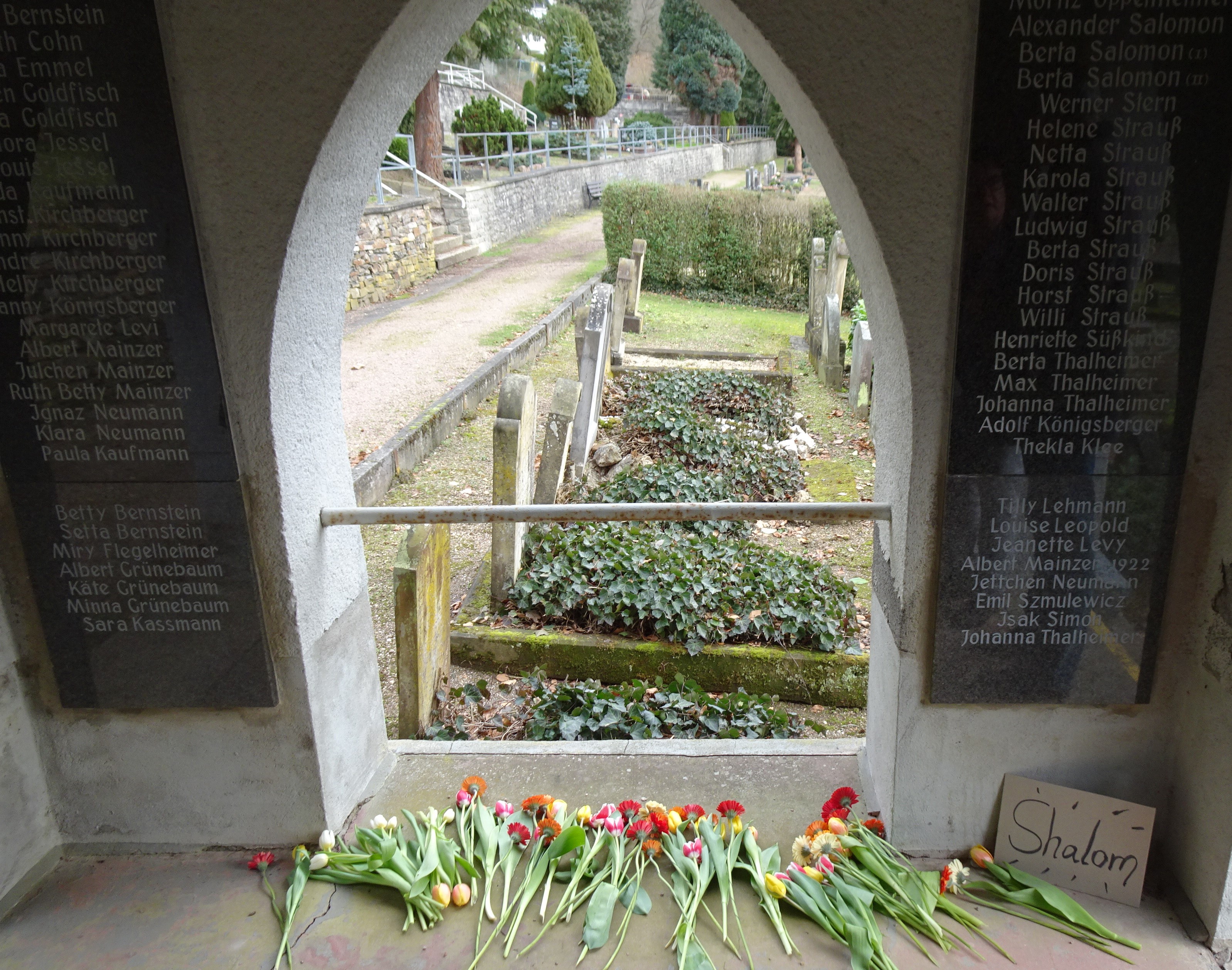 Nach Vandalismus auf Friedhof Bad Ems Toten mit Blumen Ehre erwiesen
