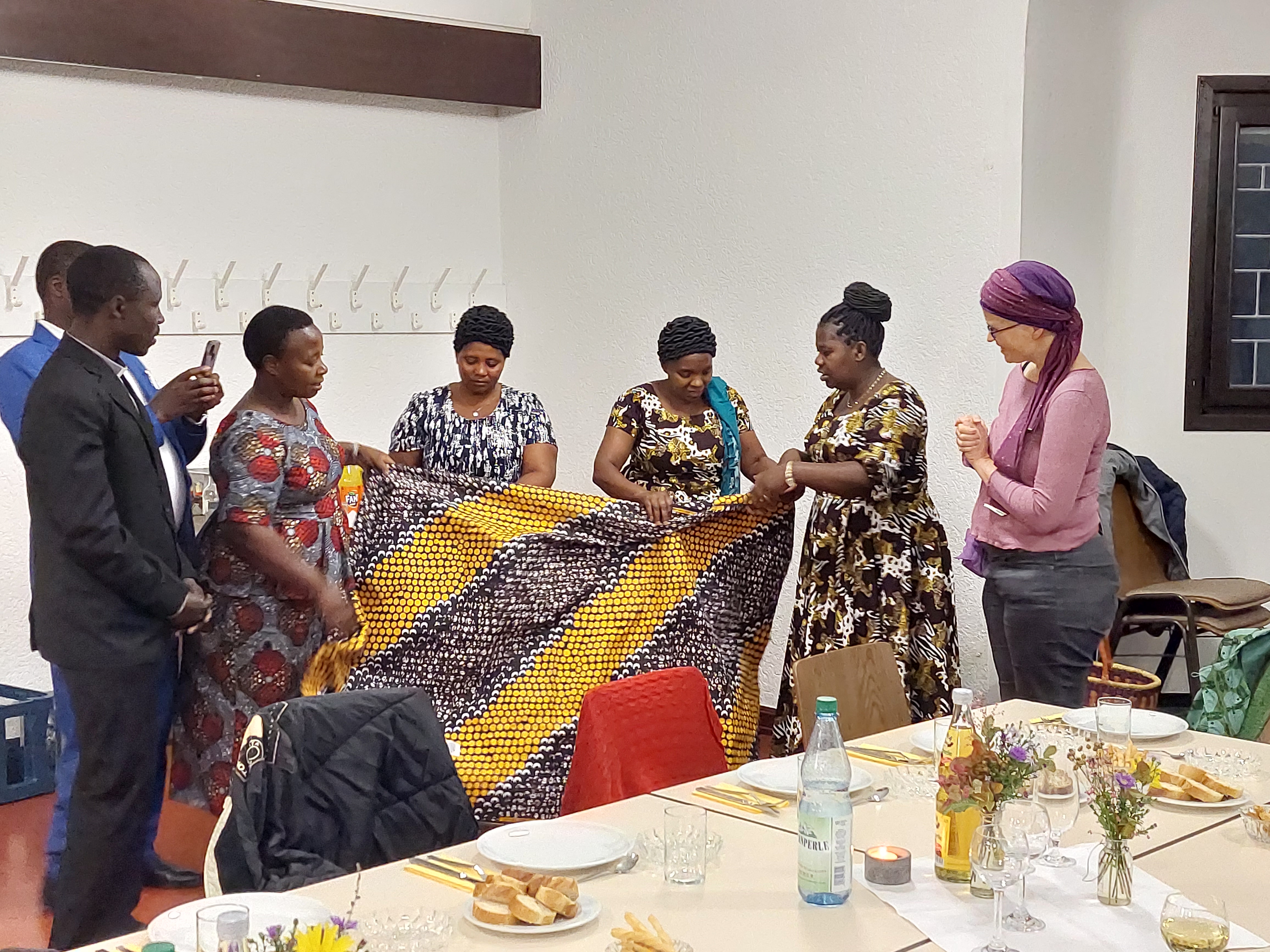 MabiraAbschlussGeschenkDekanin becrima 