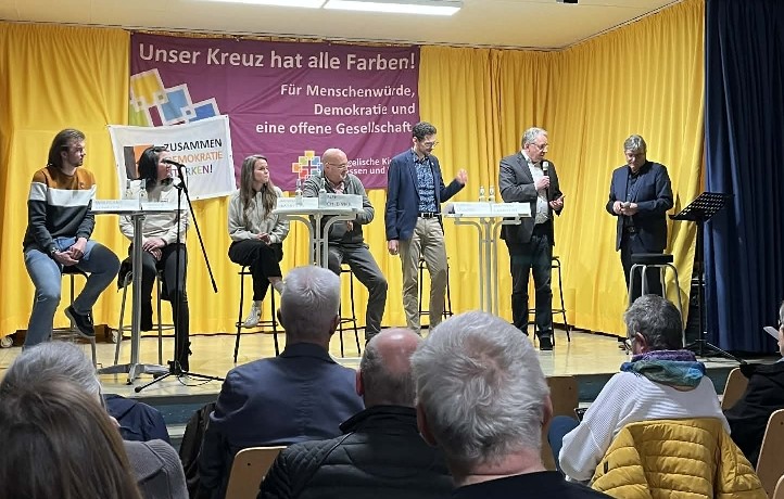 Podiumsgespraech2302 2026 Podium cc